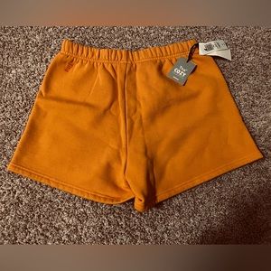 TNA cozy fleece perfect hi-rise 3" sweatshirt size S GD KOI ORANGE NWT Aritzia